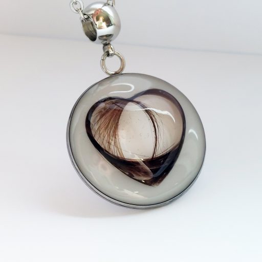 Polobli medaljon z laski v obliki srca