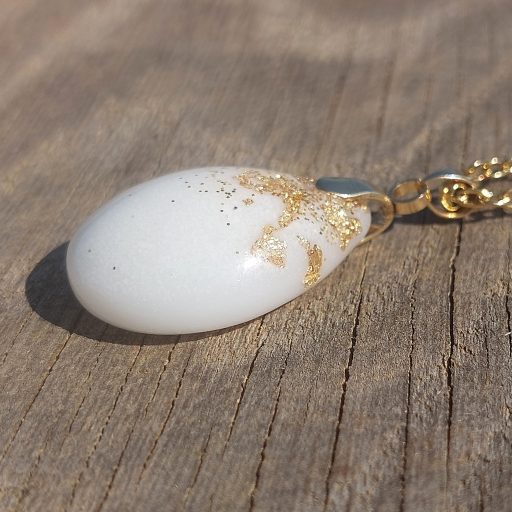 Obesek v obliki solze iz materinega mleka