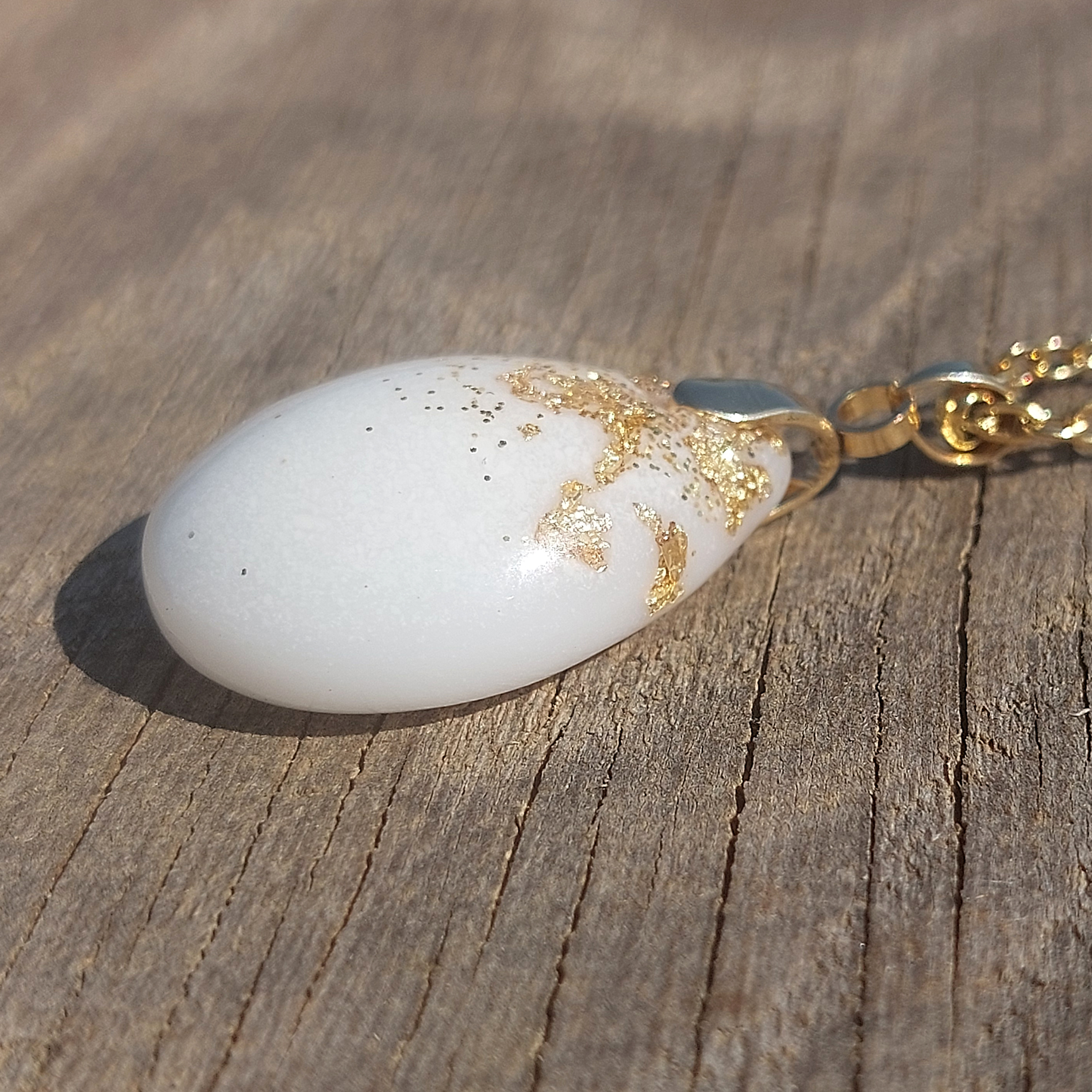 Obesek v obliki solze iz materinega mleka